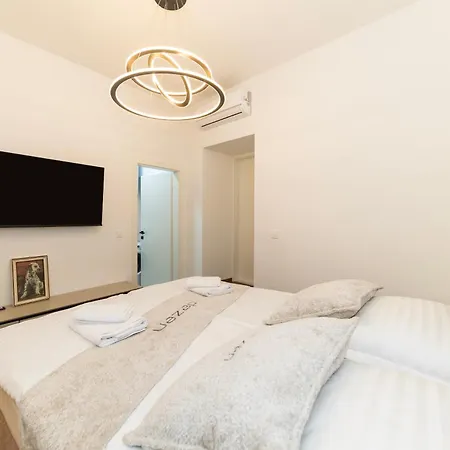 Old Town Retreat By Belmont Realty * זאדאר