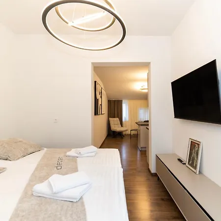 Old Town Retreat By Belmont Realty * זאדאר